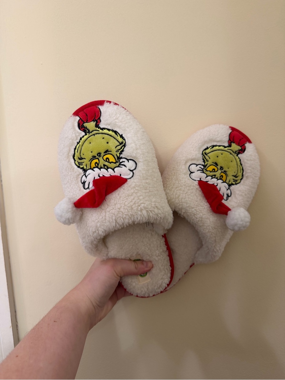 Women’s White & Red Grinch Sherpa Slip-On Slippers